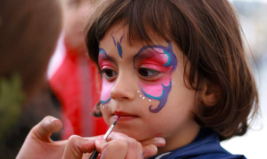 Kleines Maedchen bekommt einen Schmetterling ins Gesicht gemalt | © Gettyimages.com/belgium