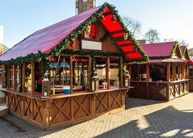 Buden an einem Volksfest | © Gettyimages.com/querbeet