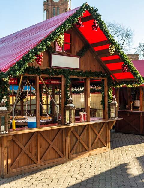 Buden an einem Volksfest | © Gettyimages.com/querbeet