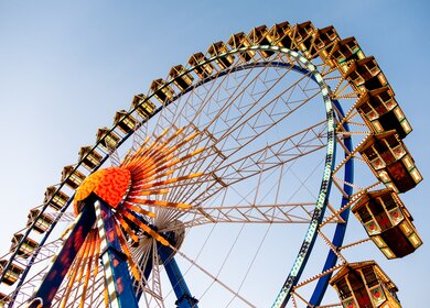 Riesenrad auf einer Kirmes | © Gettyimages.com/foottoo