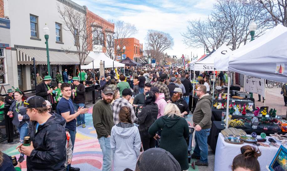 Ein Strassenfest am Sonntagnachmittag | © Gettyimages.com/dlewis33