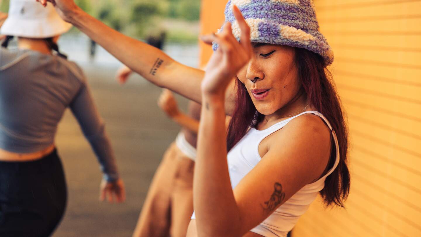 Professionelle Taenzerin, die mit dem Team auf der Strasse der Stadt auftritt  | © Gettyimages.com/leopatrizi