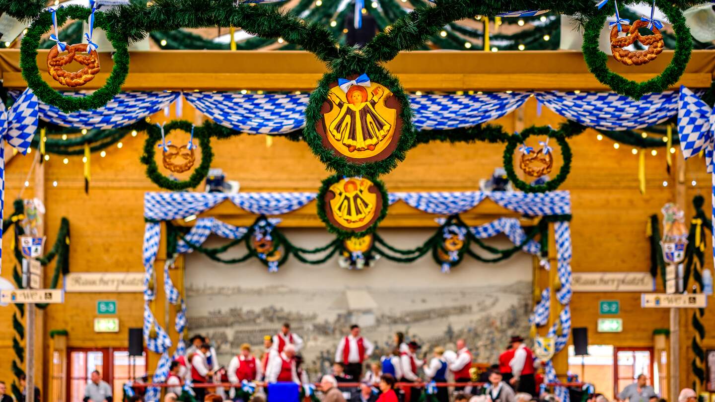 Typische, traditionelle Dekoration für das Oktoberfest in München  | © Gettyimages.com/FooTToo