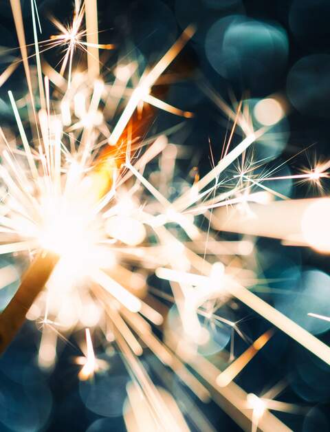 Brennende Wunderkerze bei Nacht | © Gettyimages.com/ThomasVogel