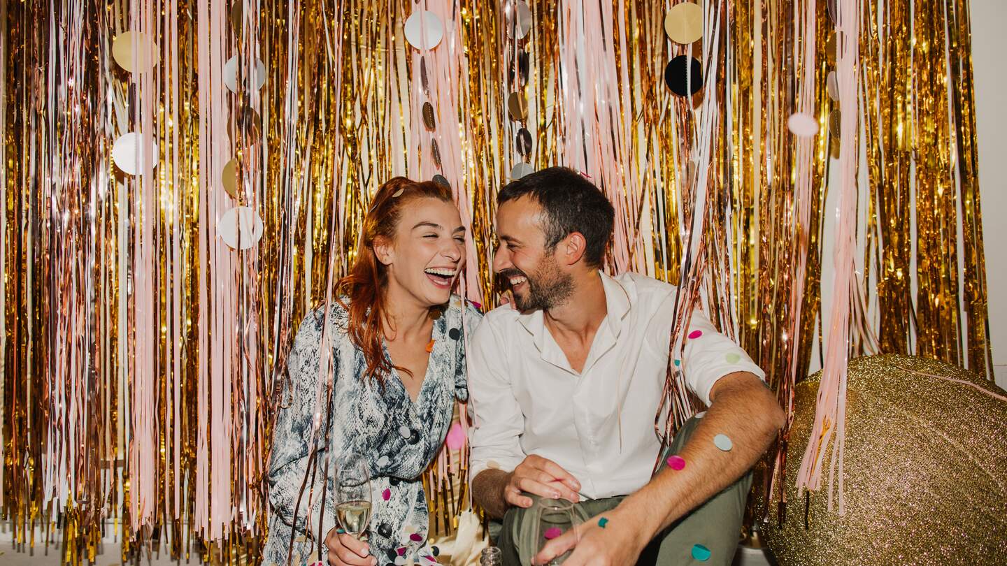 Verliebtes Paar, das Silvester auf einer Party feiert | © Gettyimages.com/AleksandarNakic