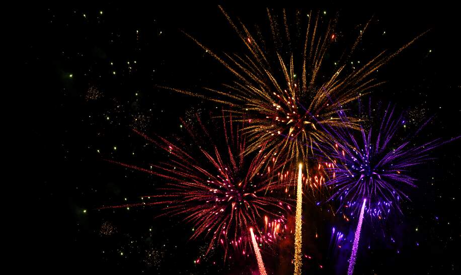 Buntes Feuerwerk, | © Gettyimages.com/corriseizinger