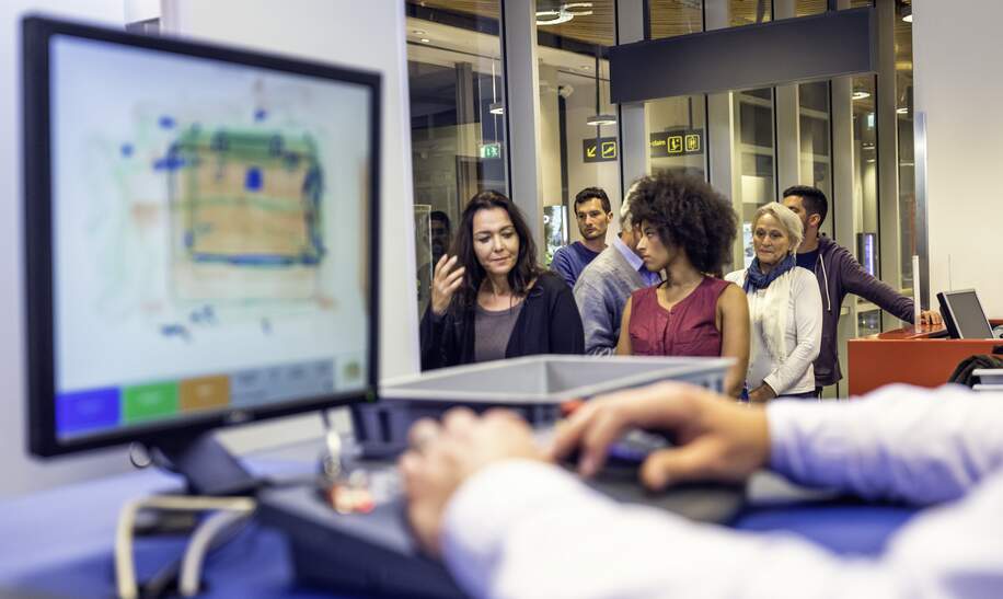 Am Security Check am Flughafen hat sich eine Warteschlange mit Menschen gebildet | © Gettyimages.com/vm