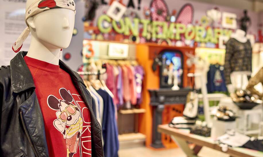Disney Village Shop Kleidung | © Disney