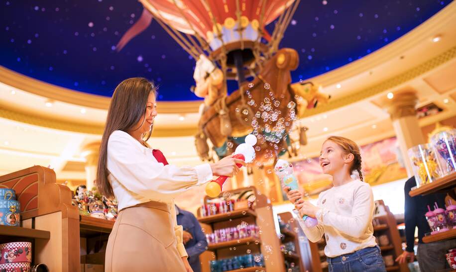 Disney Village Shop World of Disney Cast Member mit Kind | © Disney