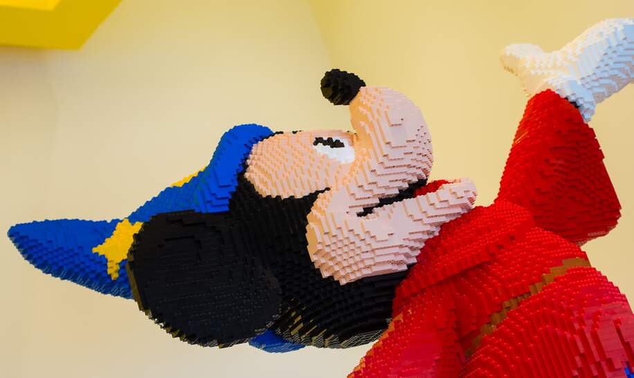 Disney Village Lego Shop Nahaufnahme Figur aus Lego Zauberer Micky  | © LEGO Group  Disney