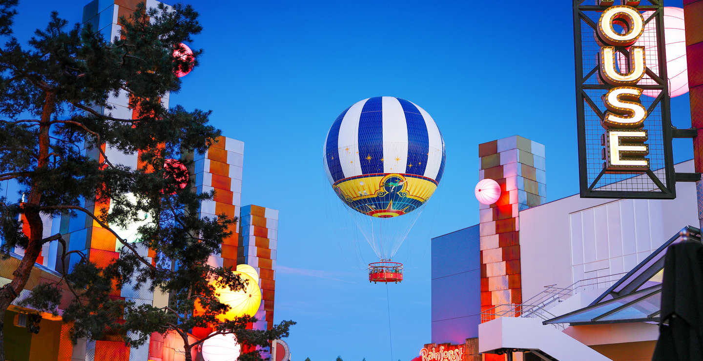 Disney Village  Nahaufnahme Shops und Heissluftballon | © Disney