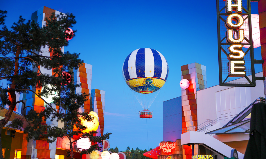 Disney Village  Nahaufnahme Shops und Heissluftballon | © Disney