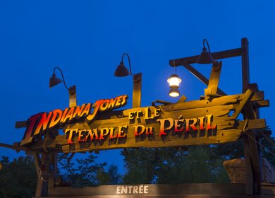 Eingang zur Attraktion Indiana Jones (TM) and the temple of peril bei Nacht | ©  Disney © & TM 2024 Lucasfilm Ltd.