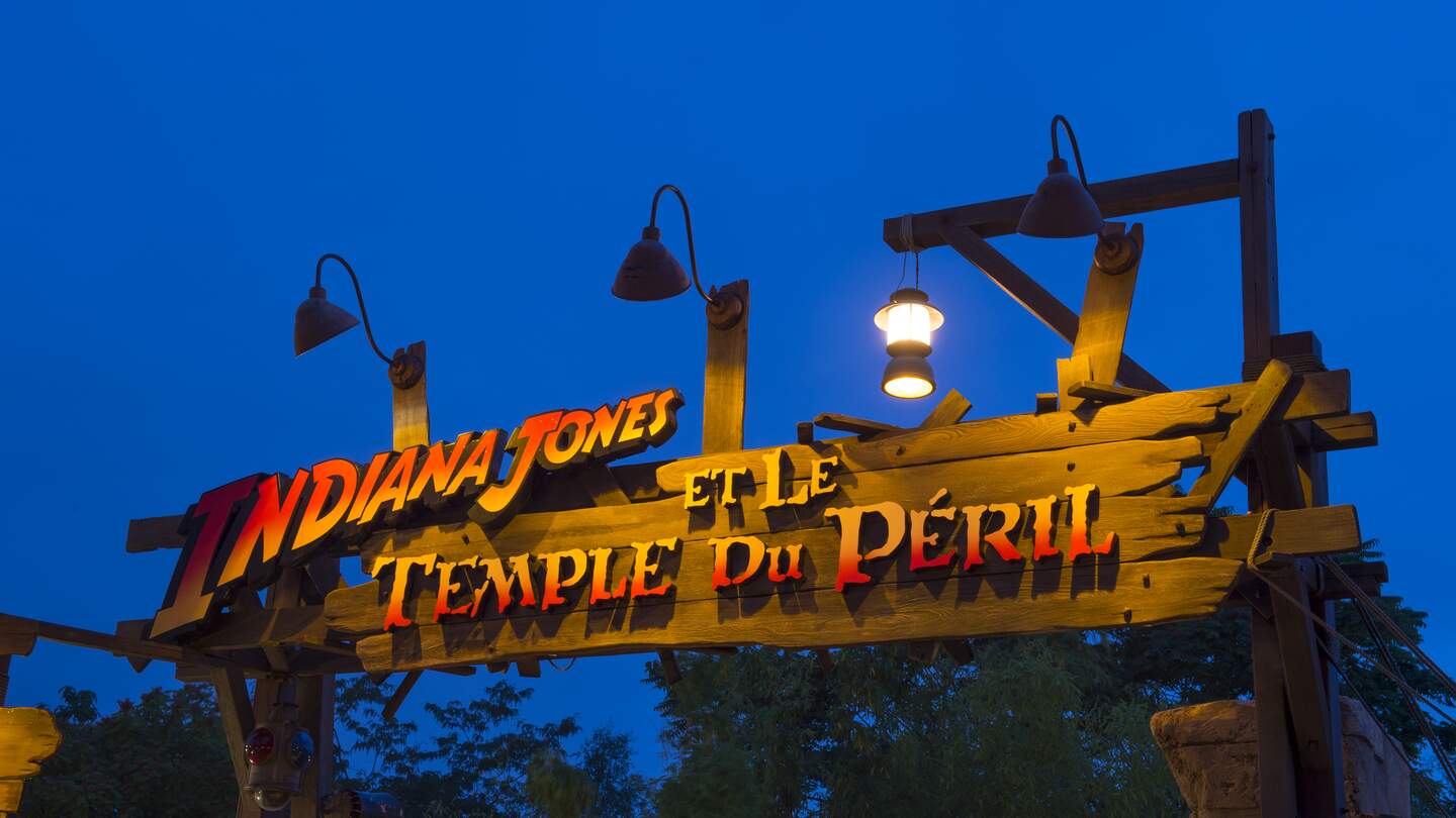 Eingang zur Attraktion Indiana Jones (TM) and the temple of peril bei Nacht | ©  Disney © & TM 2024 Lucasfilm Ltd.