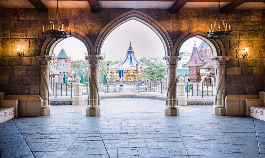 Attraktion Carrousel Lancelot in Disneyland Park, Bereich Fantasyland, aufgenommen von den Torboegen des Schlosses | © Disney