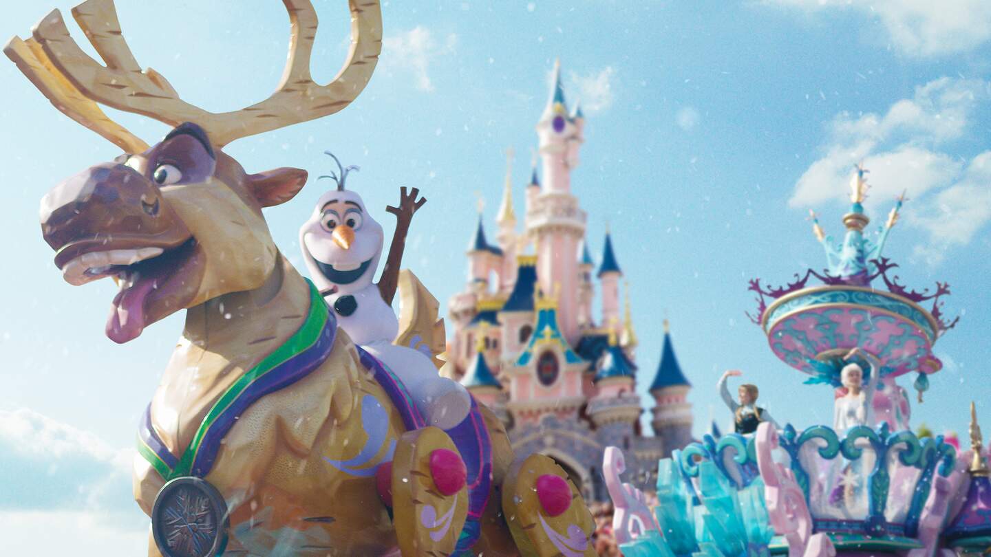 Disney Stars on Parade Schneemann Olaf auf dem Eiskoenigin Paradewagen vor dem Sleeping Beauty Castle in Disneyland Park mit Anna und Elsa | © Disney