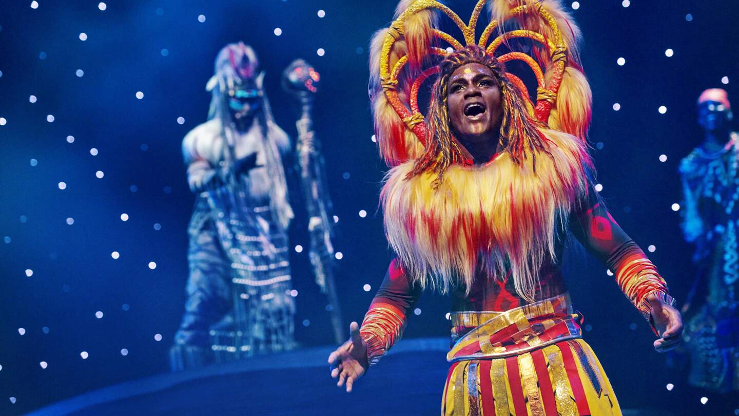 Lion King: Rythms of the pride Lands Show in Disneyland Park, Nahaufnahme von Darsteller Simba | © Disney