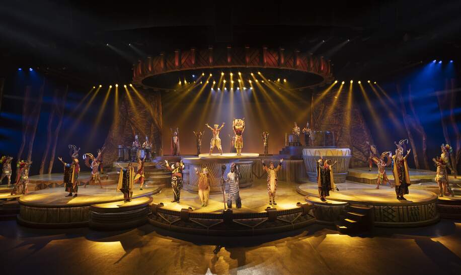 Lion King: Rythms of the pride Lands Show in Disneyland Park, Aufnahme vom Cast auf der Bühne | © Disney