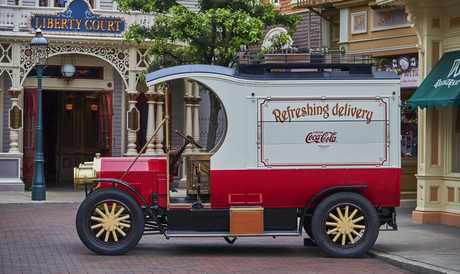 Oldtimer Vehicle Coca Cola in Disneyland Park | © Disney