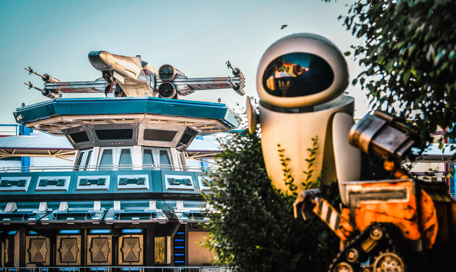 WALL-E und Eve Staturen vor dem Raumschiff X-Wing von Star Wars (TM) im Discoveryland, Disneyland Park | © Disney/Pixar  & TM 2024  Lucasfilm Ltd.