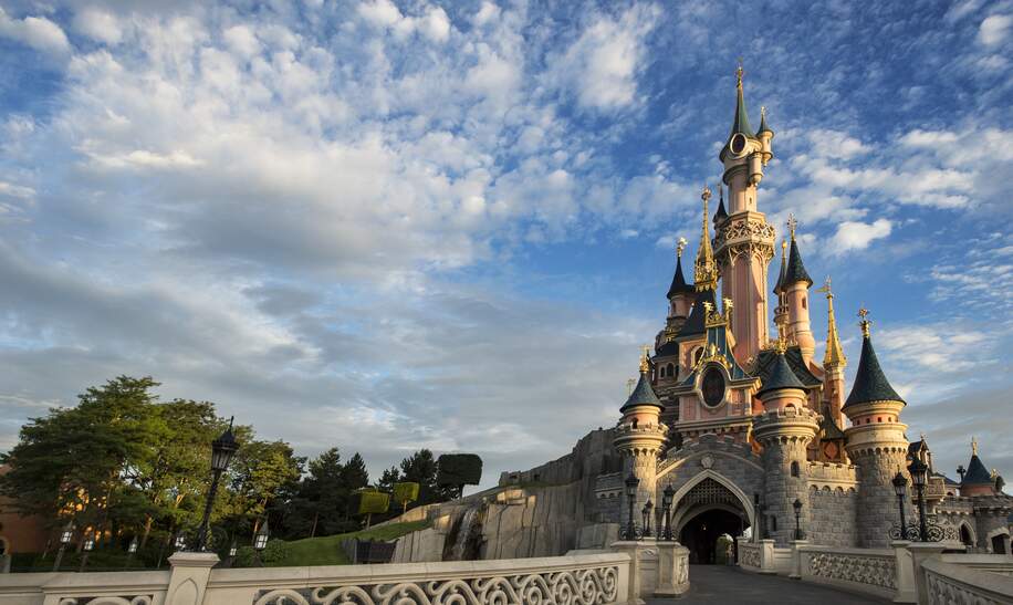Das Schloss Sleeping Beauty Castle in Disneyland Park am Tag mit blauem Himmel | © Disney
