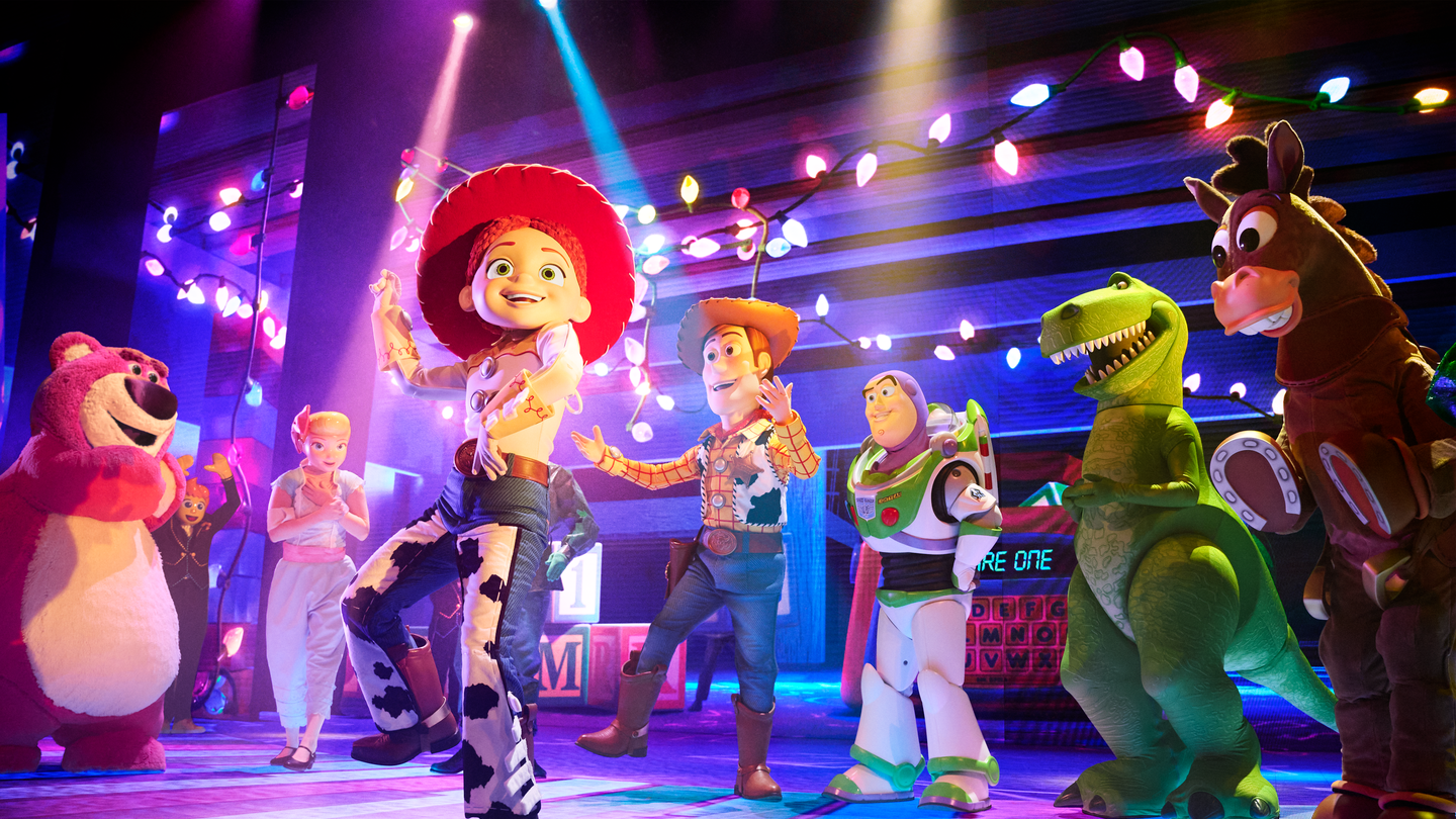 Disney Adventure World Musical Show Together a pixar musical adventure, zu sehen sind Jessie, Woody, Buzz und andere Toy Story Figuren | © Disney/ 2024 Pixar