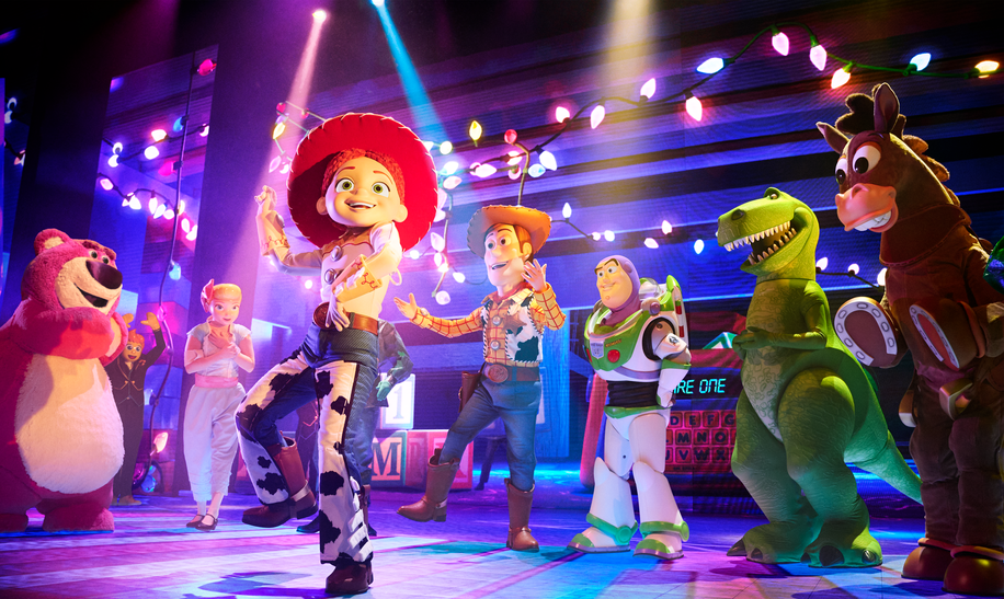 Disney Adventure World Musical Show Together a pixar musical adventure, zu sehen sind Jessie, Woody, Buzz und andere Toy Story Figuren | © Disney/ 2024 Pixar