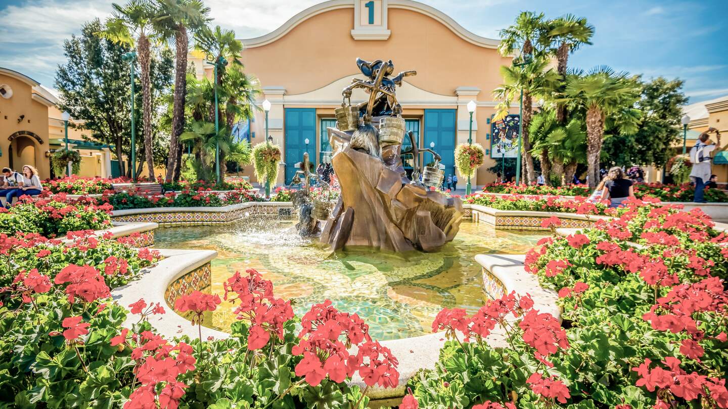 Disneyland Paris Themenbereich Front Lot Disney Adventure World mit Statue Micky als Zauberer | © Disney