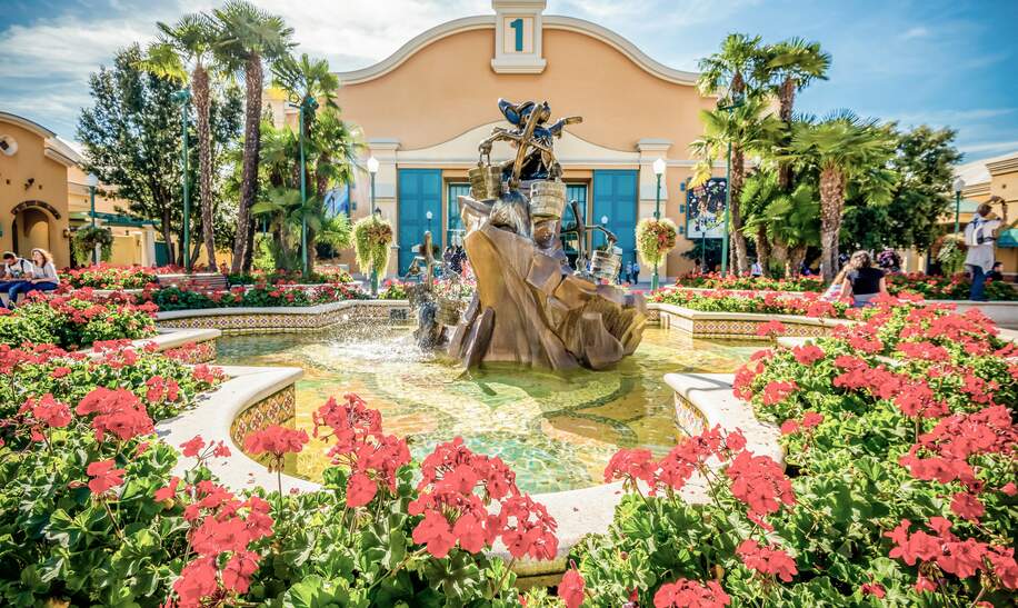 Disneyland Paris Themenbereich Front Lot Disney Adventure World mit Statue Micky als Zauberer | © Disney