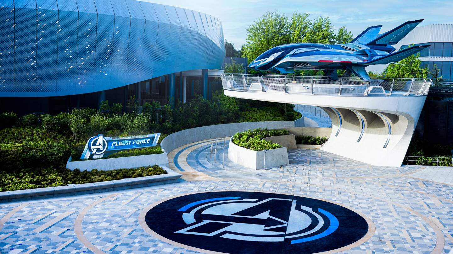 Disney Adventure World Marvel Avengers Campus Quinjet und Attraktion "Avengers Assemble: Flight Force" von Oben | © 2024 MARVEL.