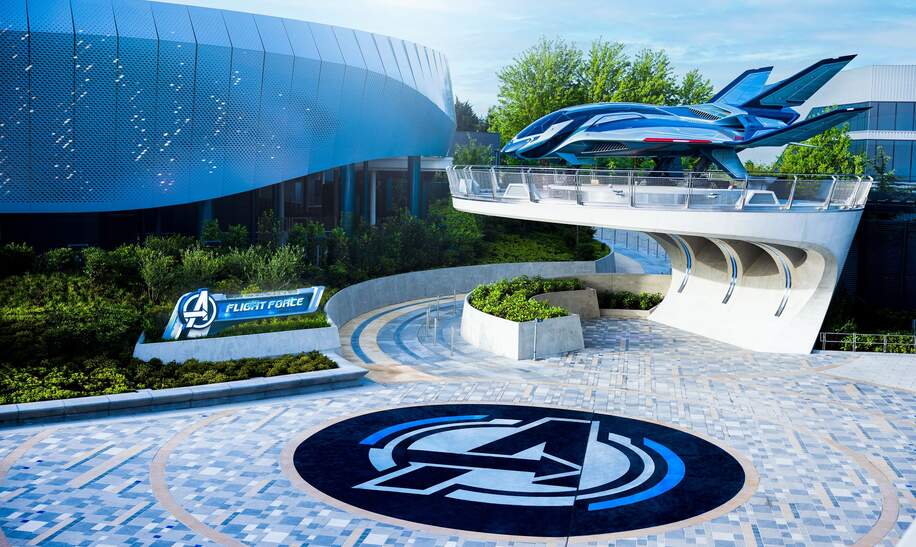 Disney Adventure World Marvel Avengers Campus Quinjet und Attraktion "Avengers Assemble: Flight Force" von Oben | © 2024 MARVEL.