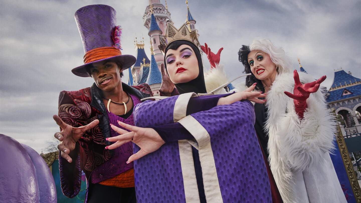 Disney Boesewichte Dr. Facilier, die Boese Koenigin von Schneewittchen und Cruella de Vil in Disneyland Park  | © Disney