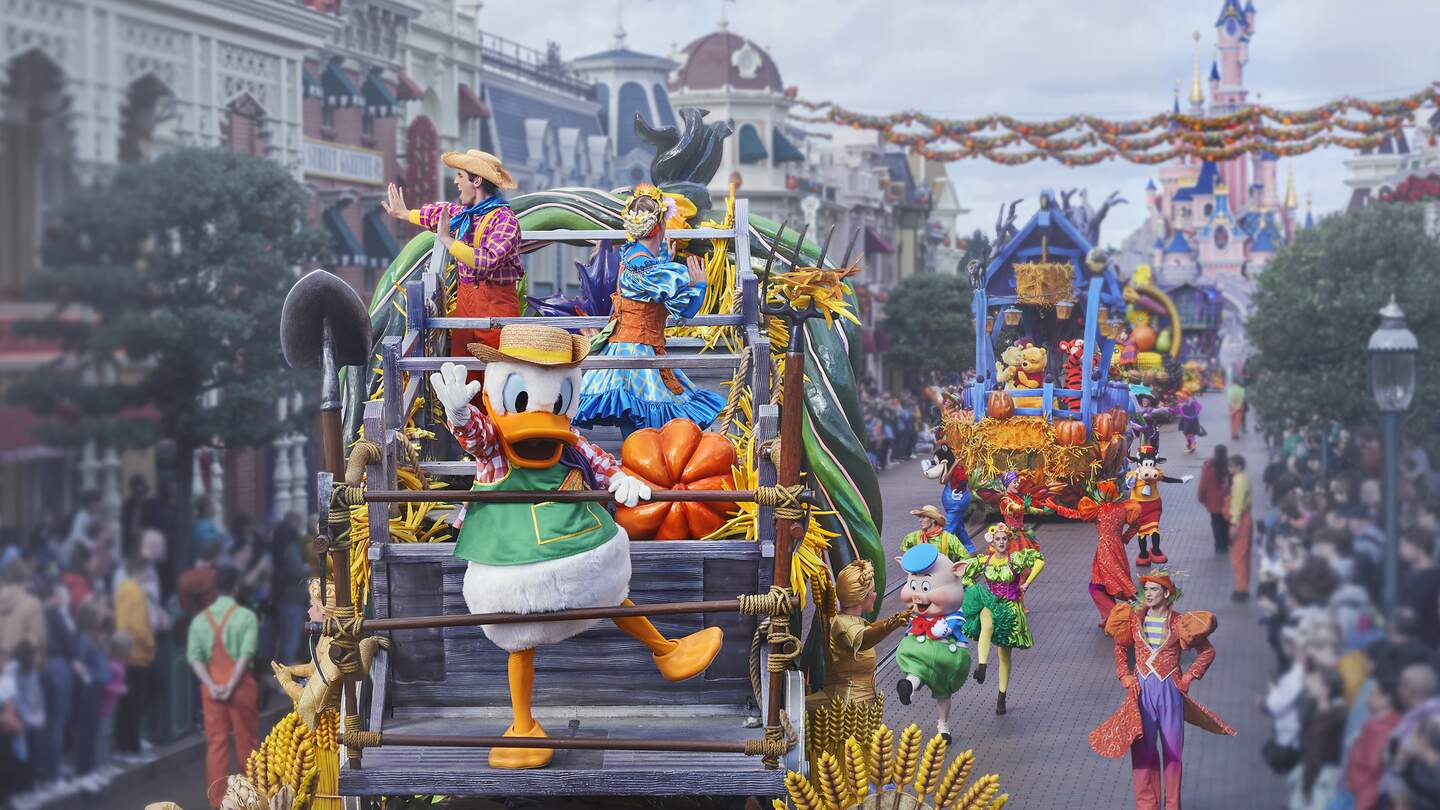 Disneyland Paris Halloween Parade | © Disney