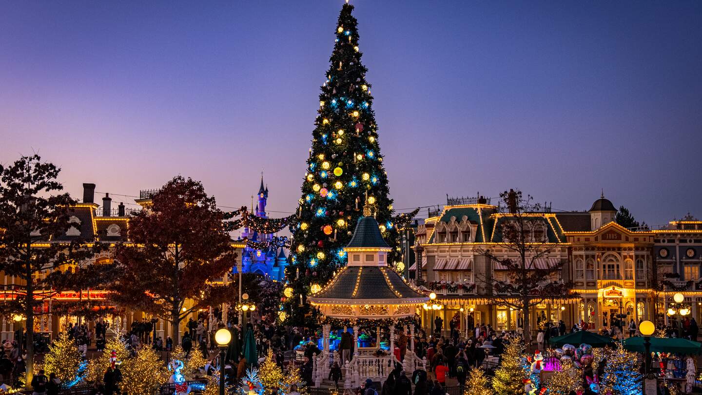 Weihnachtsbaum in Disneyland Park | © Disney