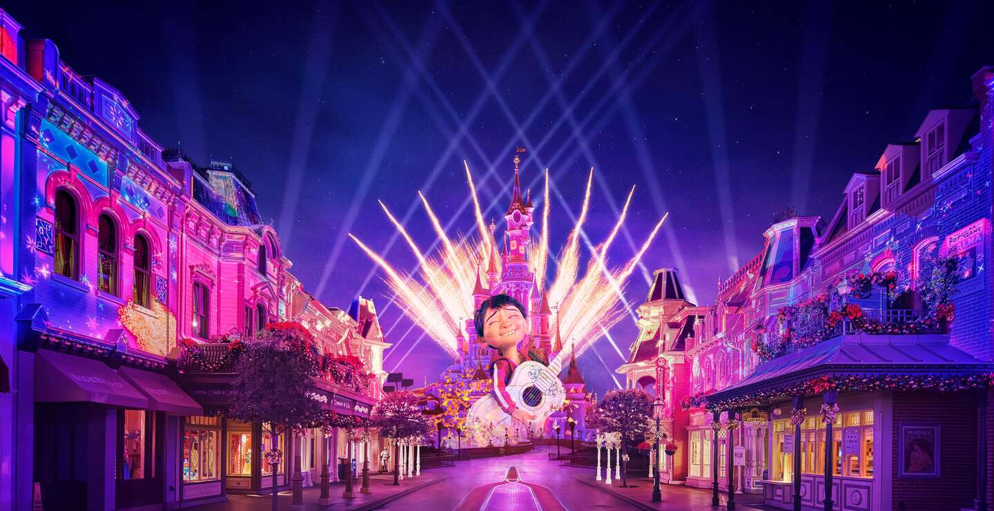 Miguel aus dem Pixar Film Coco in der neuen Show TOGETHER | © Disney