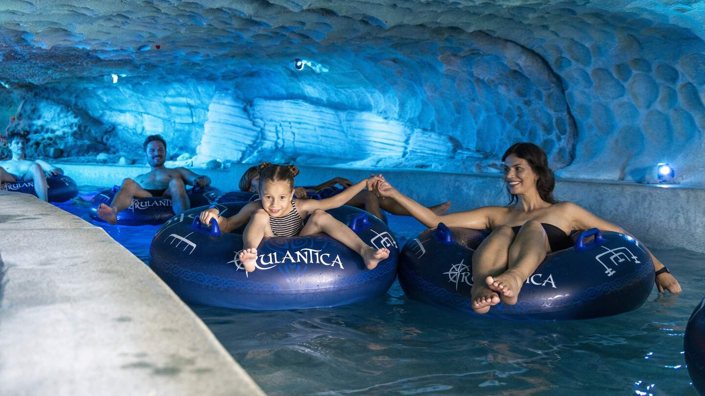 Familie hat Spass im Pool | © Europa-Park