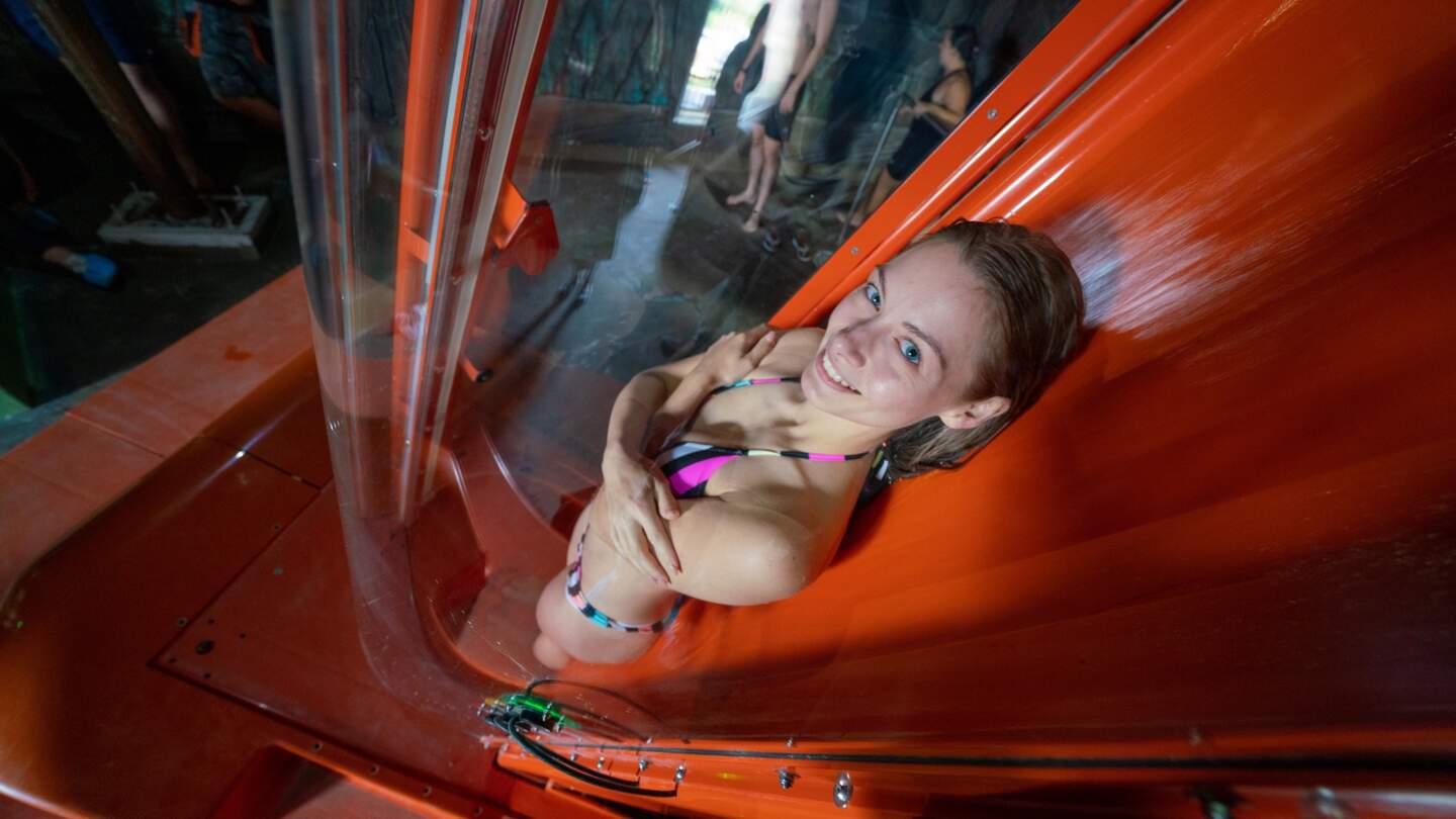 Frau auf der Wasserrutsche Vildfal in der Wasserwelt Rulantica | © Europa-Park