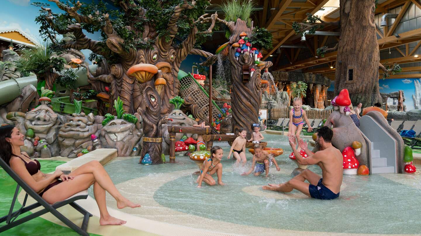 Familie hat Spass im Indoor-Wasserspielplatz | © Europa-Park