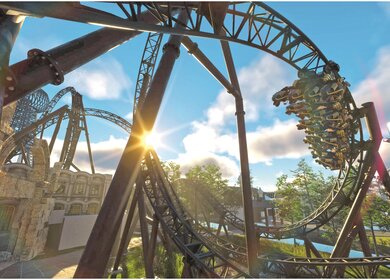 Dunkle Stahlachterbahn rast in einem engen Looping durch die Sonne, umgeben von Bäumen und Gebäuden, und bietet ein dynamisches, actionreiches Fahrgefühl. | © Europa-Park