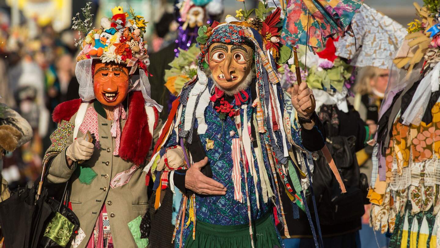 Typische Kostüme mit tradionellen Holzmasken beim Faschingsumszug im Ort Ebensee, Salzkammergut, Österreich | © GettyImages.com/Rudi Brandstaetter