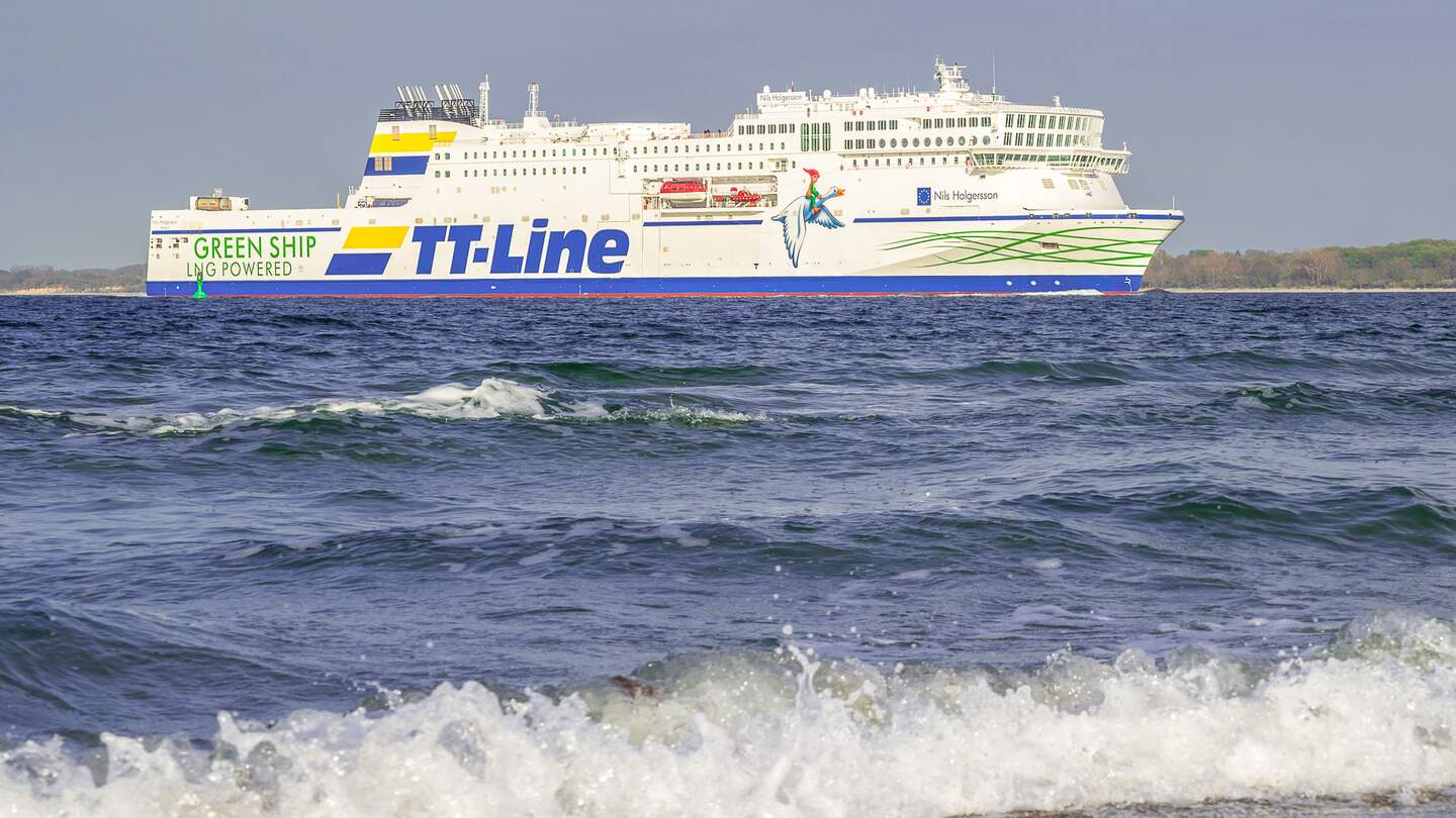 Eine große weiss-blaue Faehre mit der Aufschrift „TT-Line“ und „Green Ship“ fährt auf dem Meer | © 1998 Hewlett Packard Company