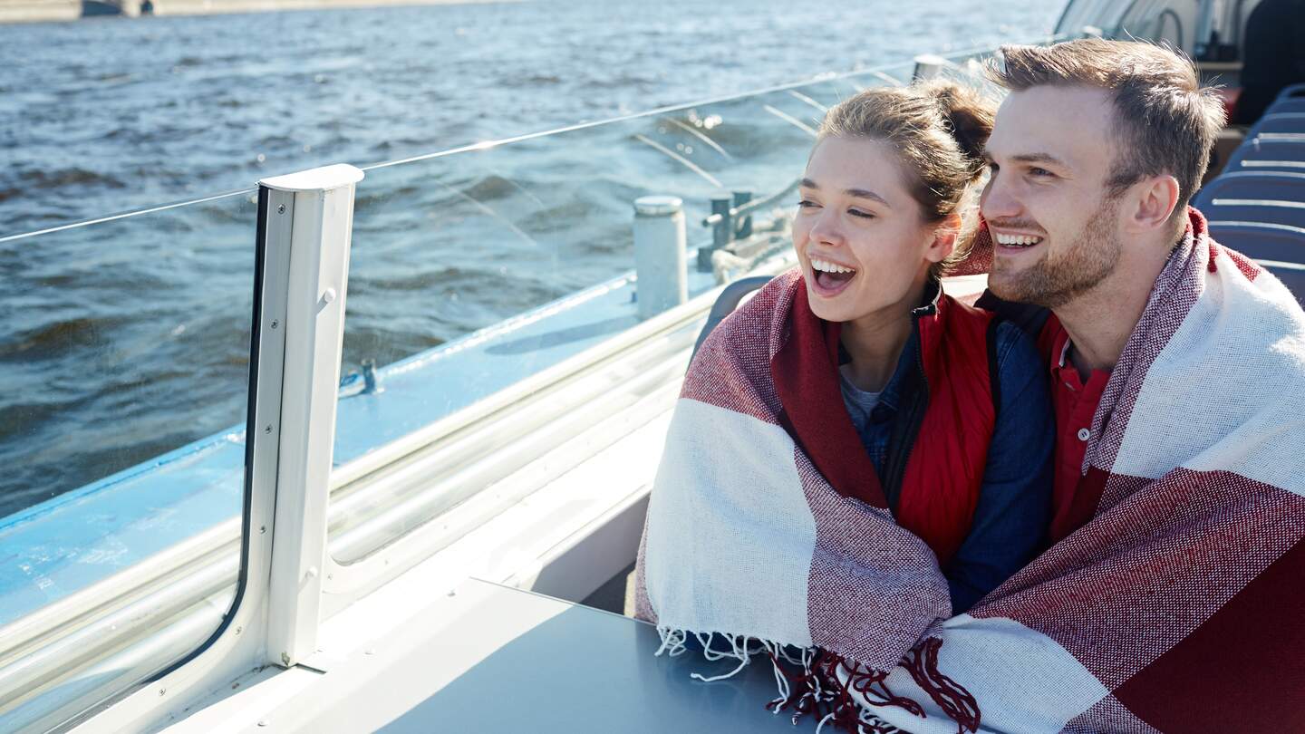 Paar im Flusskreuzfahrt | © Gettyimage.com/shironosov