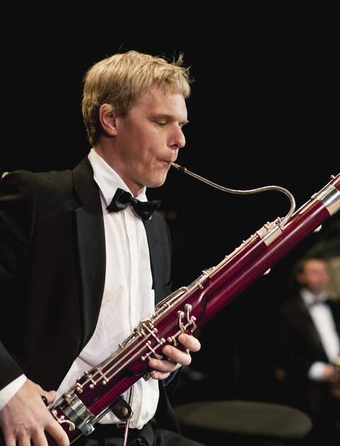 Ein junger Fagottspieler aus einem Orchester bei einem Auftritt  | © Gettyimages.com/photo_concepts