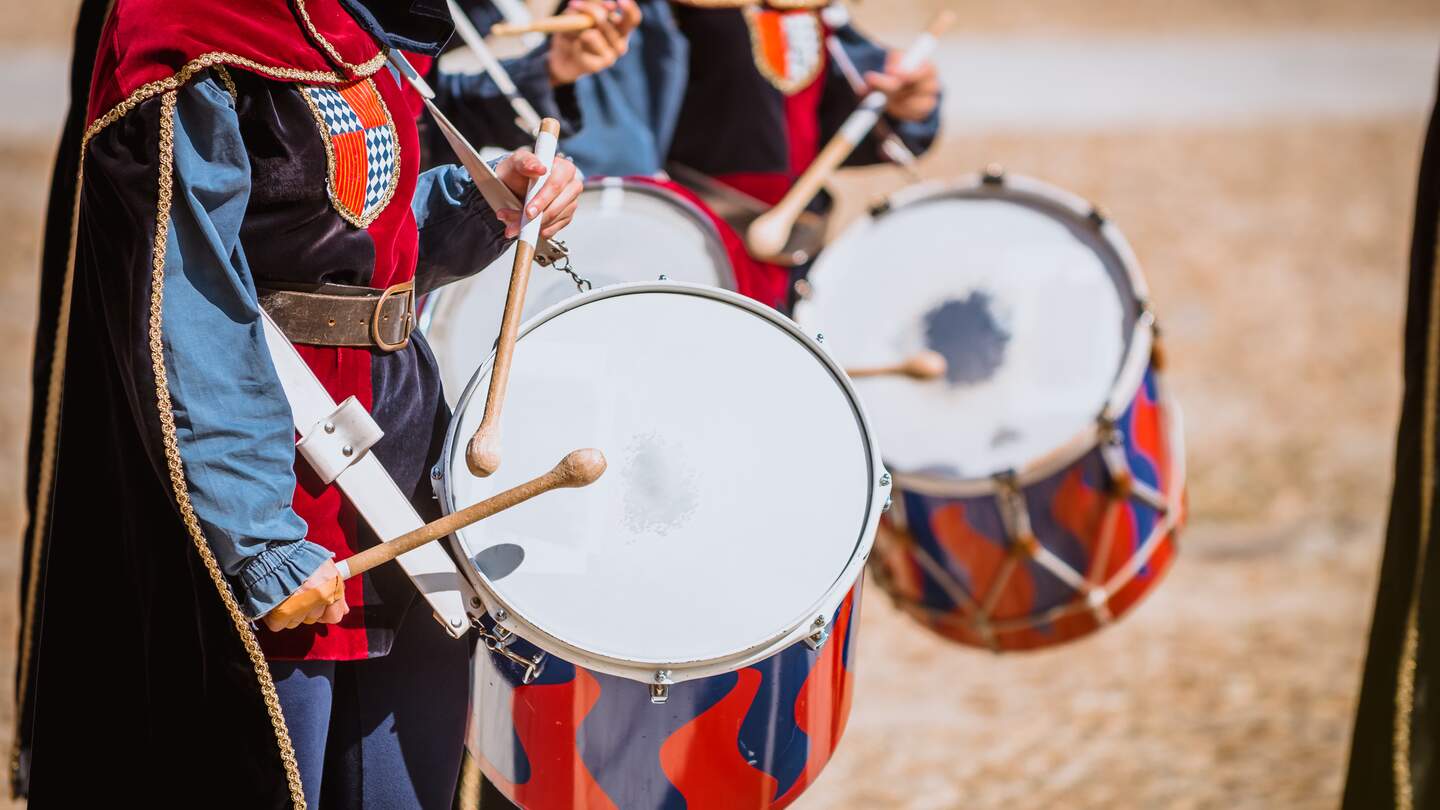Schlagzeuger im mittelalterlichen parade | © Gettyimages.com/flory