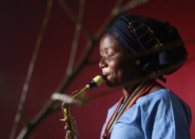 Frau mit Saxophon spielt Jazz Musik auf Konzert | © Pixabay.com/gregade