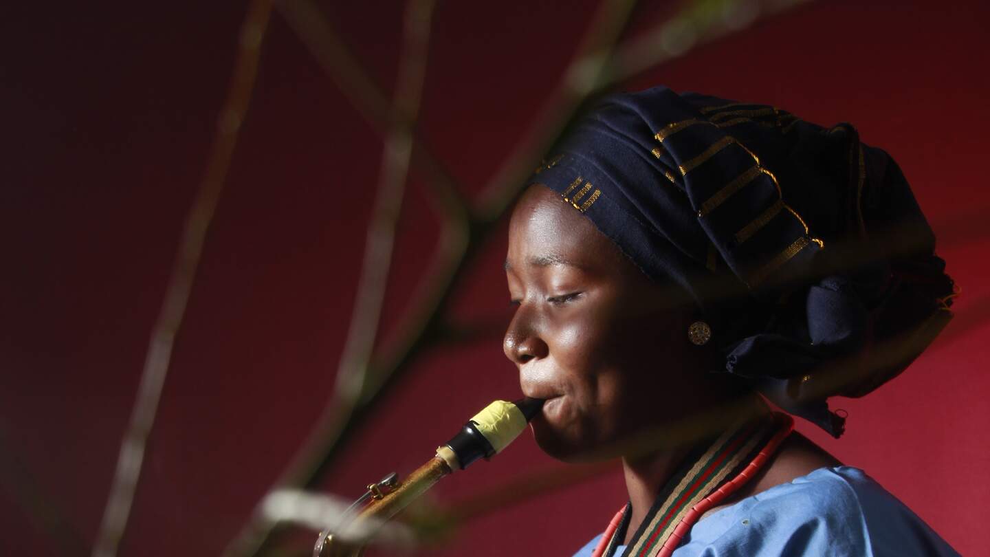 Frau mit Saxophon spielt Jazz Musik auf Konzert | © Pixabay.com/gregade