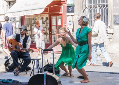 Kuenstlermusiker treten waehrend des Avignon Festival Off im Freien auf | © Gettyimages.com/YKD