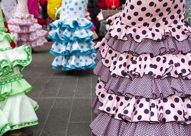 Bunte Röcke spanischer Flamencotänzerinnen | © Gettyimages.com/pepitoko 