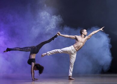 Sinnliches Paar, das einen kuenstlerischen und emotionalen zeitgenowessischen Tanz aufführt. | © blanaruGettyimages.com/