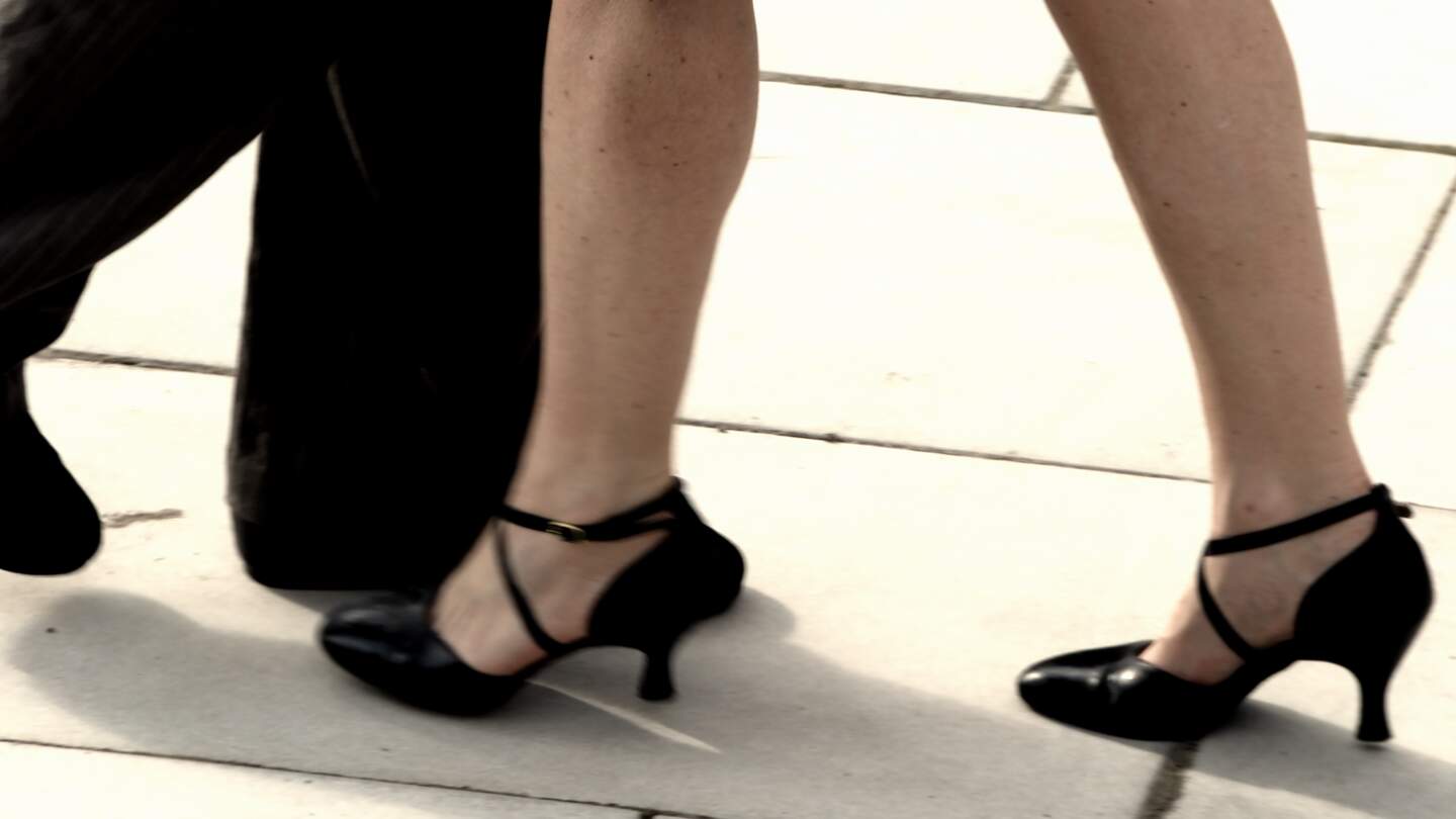 Tango Tanzpaar in den Strasse von Hamburg | © Gettyimages.com/Fitzer